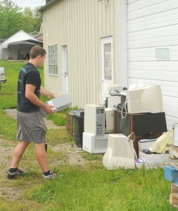 R-T Photo/Diane Lowrey Electronics, including computers and fax machines, were among the items collected during the spring residential collection event held on Saturday as part of the Community Pride Week activities. Saturday’s collection was sponsored by the Trenton Area Chamber of Commerce, the City of Trenton, the Grundy County Commission and the North Missouri Solid Waste District.