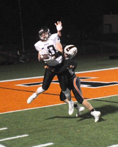 R-T Photo/Seth Herrold Cree Mullenix hauls in a 22-yard touchdown catch late in the first half of the Bulldogs’ 33-8 victory over Kirksville on the road on Friday night. Mullenix had two catches in the game, both for touchdowns, and 60 receiving yards.